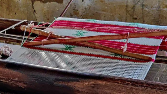 the process of weaving "Motia sarees" by the tribals of Jharkhand